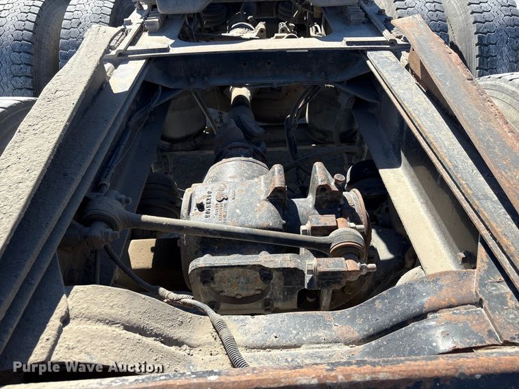 image for item FG2811 2001 Mack CL700 semi truck