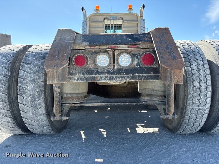 image for item FG2811 2001 Mack CL700 semi truck