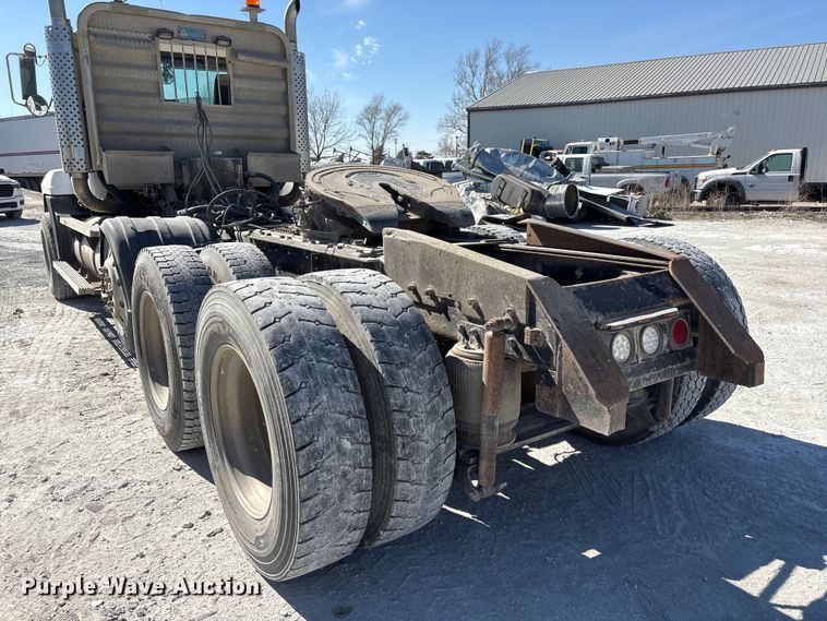 image for item FG2811 2001 Mack CL700 semi truck