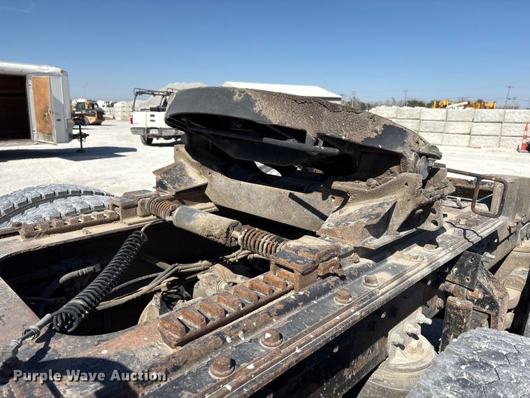 image for item FG2811 2001 Mack CL700 semi truck