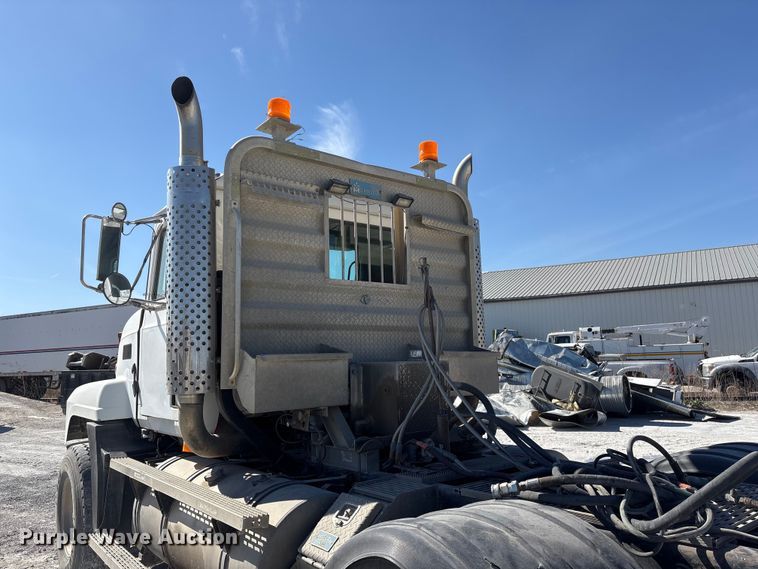 image for item FG2811 2001 Mack CL700 semi truck