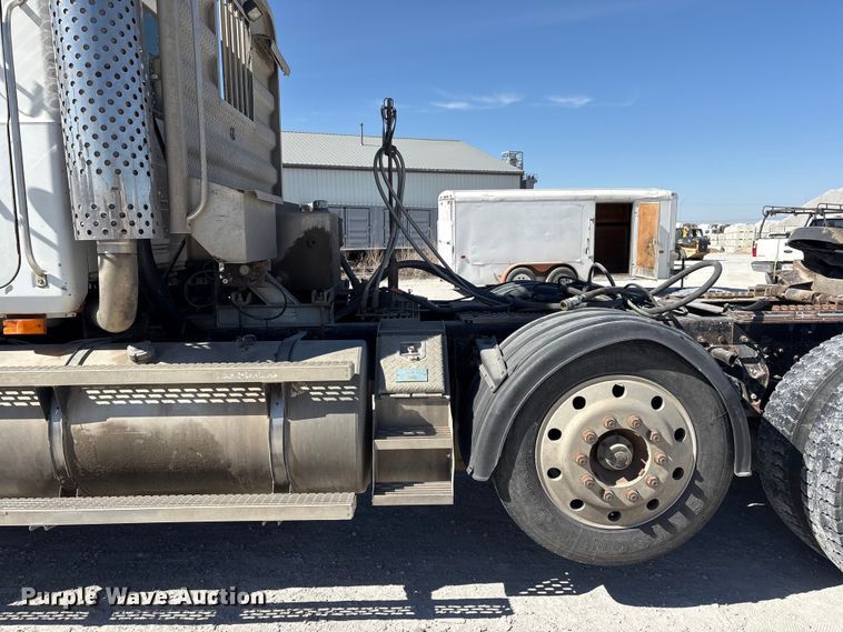 image for item FG2811 2001 Mack CL700 semi truck