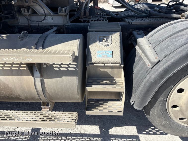 image for item FG2811 2001 Mack CL700 semi truck