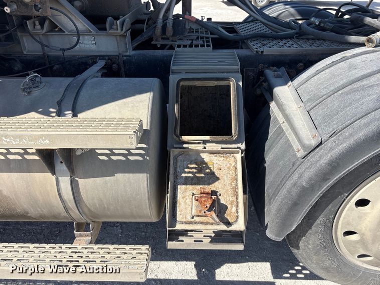 image for item FG2811 2001 Mack CL700 semi truck