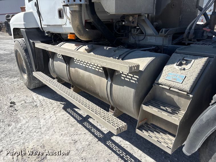 image for item FG2811 2001 Mack CL700 semi truck