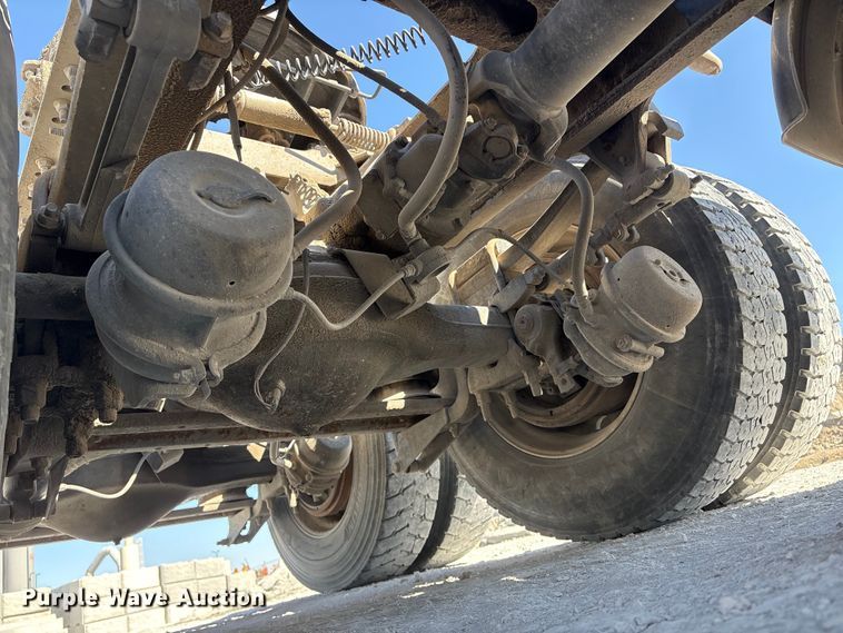 image for item FG2811 2001 Mack CL700 semi truck