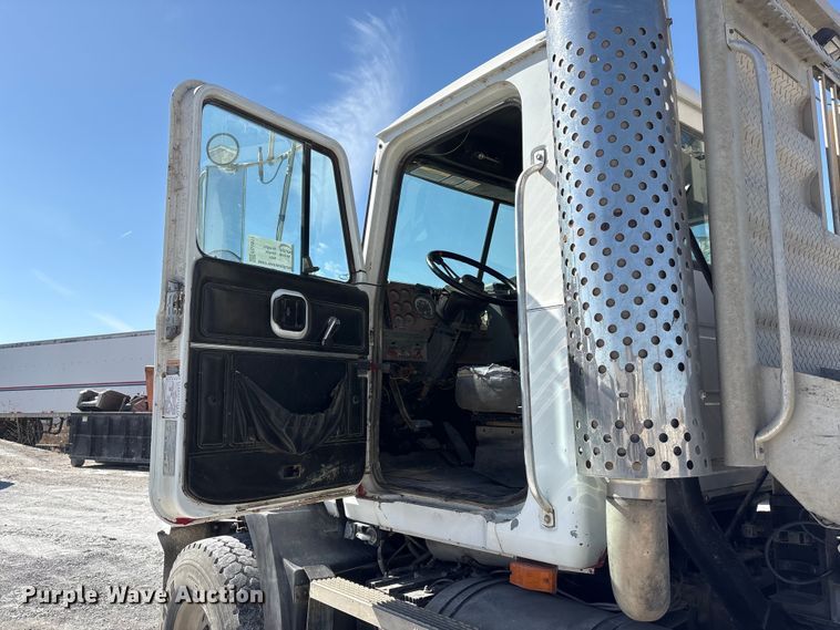 image for item FG2811 2001 Mack CL700 semi truck