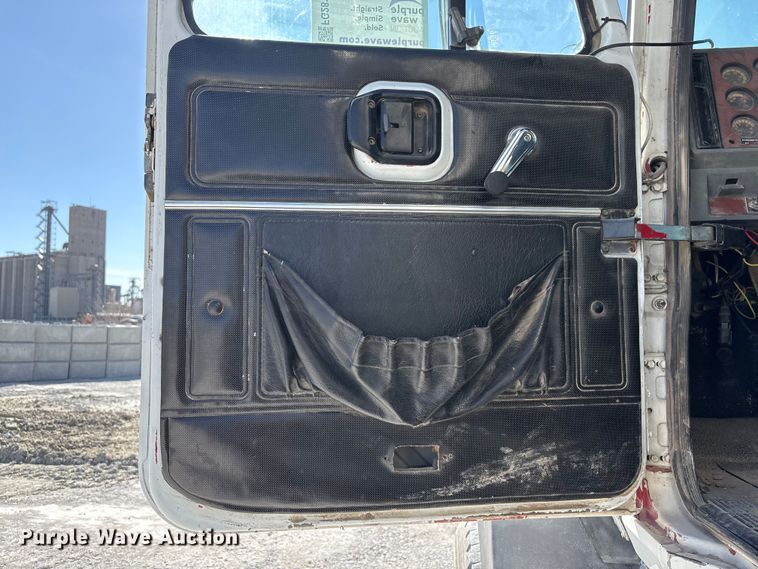 image for item FG2811 2001 Mack CL700 semi truck