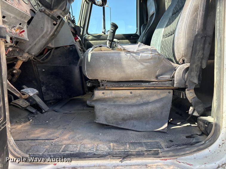 image for item FG2811 2001 Mack CL700 semi truck