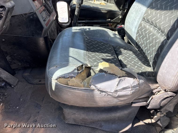 image for item FG2811 2001 Mack CL700 semi truck