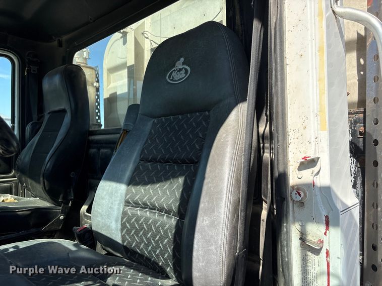 image for item FG2811 2001 Mack CL700 semi truck