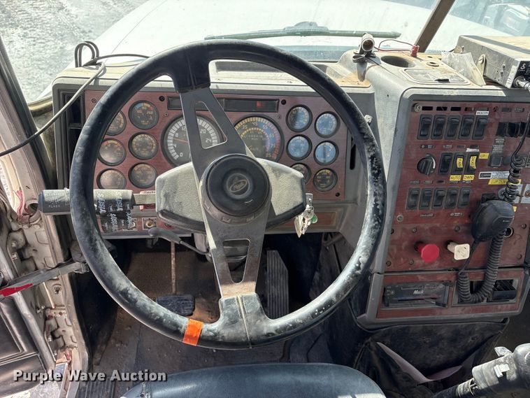 image for item FG2811 2001 Mack CL700 semi truck