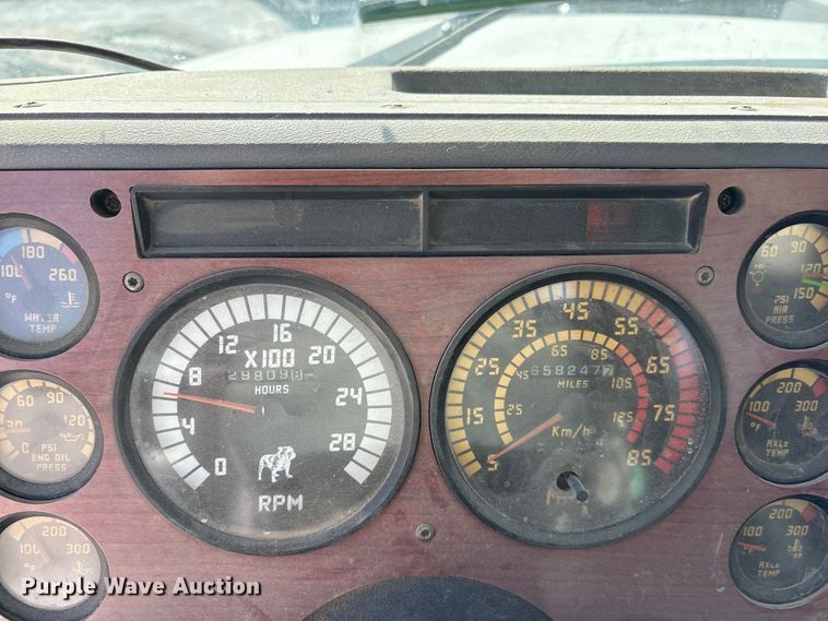 image for item FG2811 2001 Mack CL700 semi truck