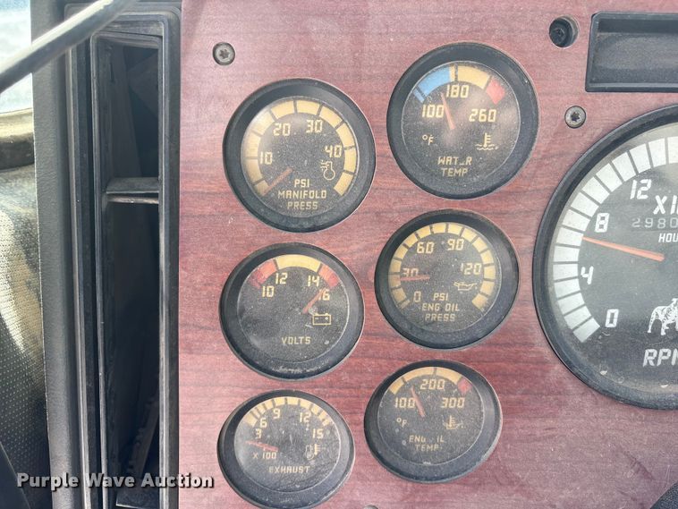 image for item FG2811 2001 Mack CL700 semi truck