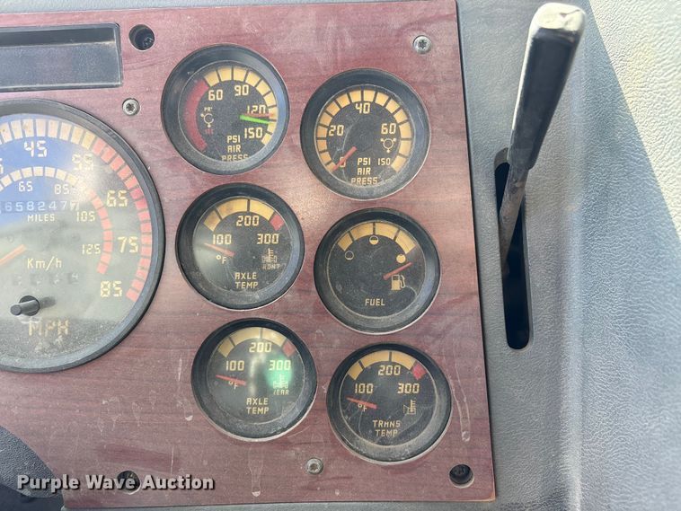 image for item FG2811 2001 Mack CL700 semi truck