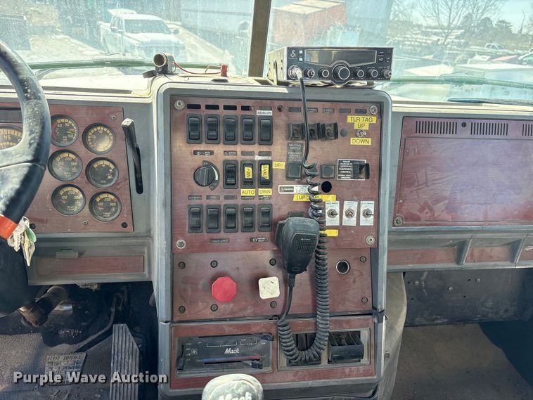 image for item FG2811 2001 Mack CL700 semi truck