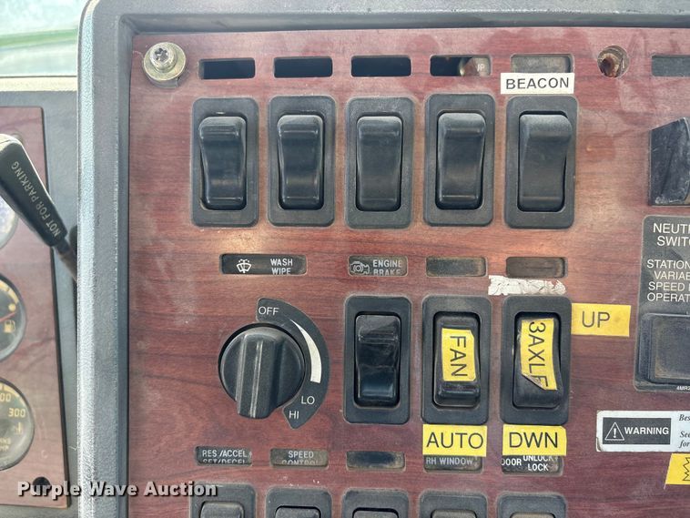 image for item FG2811 2001 Mack CL700 semi truck