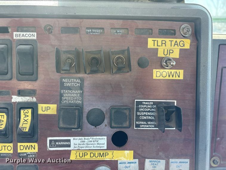 image for item FG2811 2001 Mack CL700 semi truck