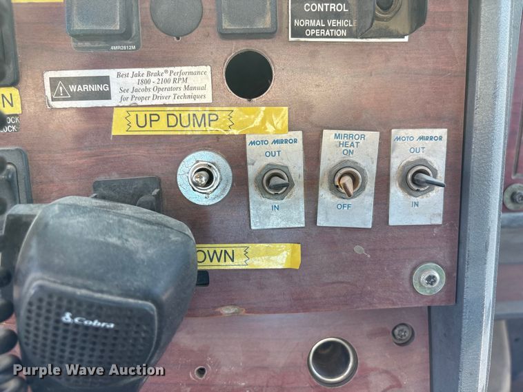 image for item FG2811 2001 Mack CL700 semi truck