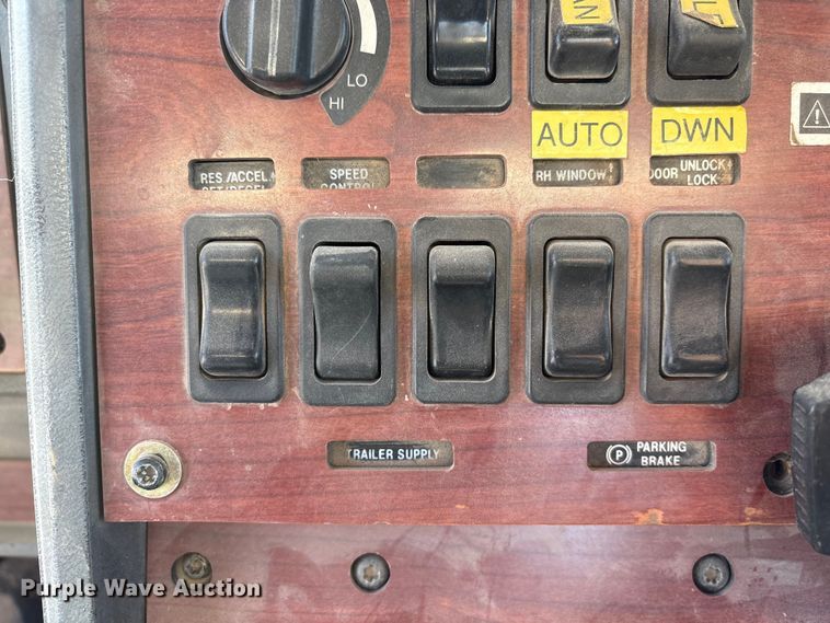 image for item FG2811 2001 Mack CL700 semi truck