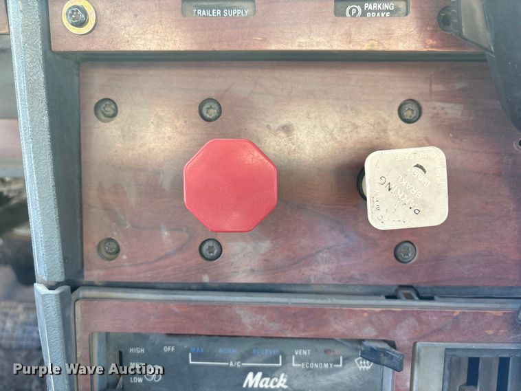 image for item FG2811 2001 Mack CL700 semi truck