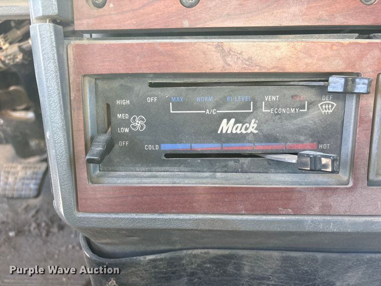 image for item FG2811 2001 Mack CL700 semi truck