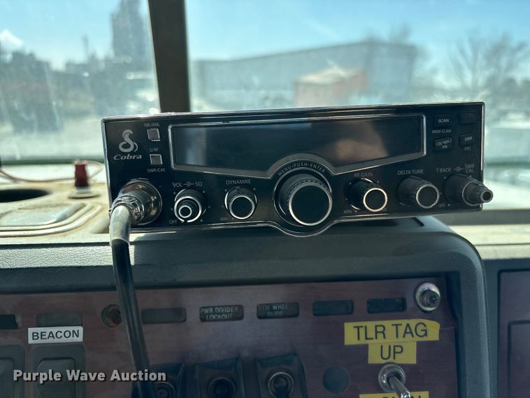 image for item FG2811 2001 Mack CL700 semi truck