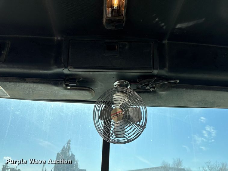 image for item FG2811 2001 Mack CL700 semi truck