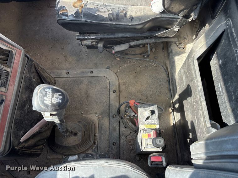 image for item FG2811 2001 Mack CL700 semi truck