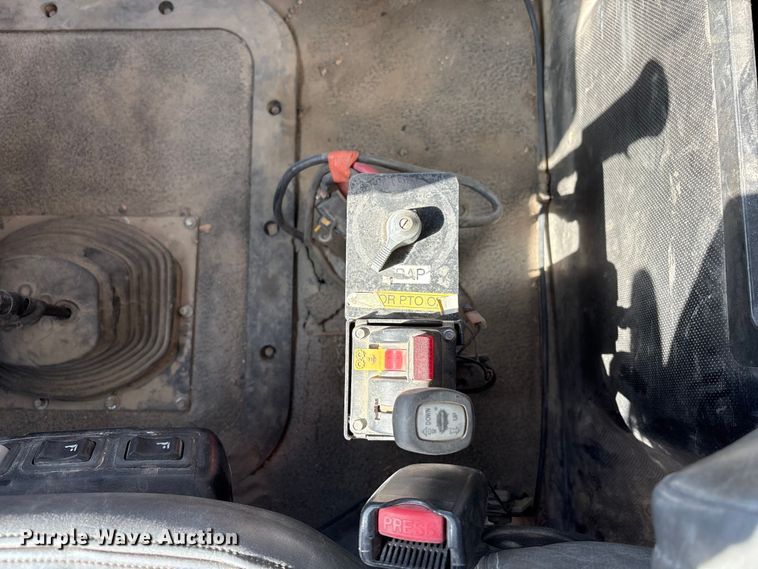 image for item FG2811 2001 Mack CL700 semi truck