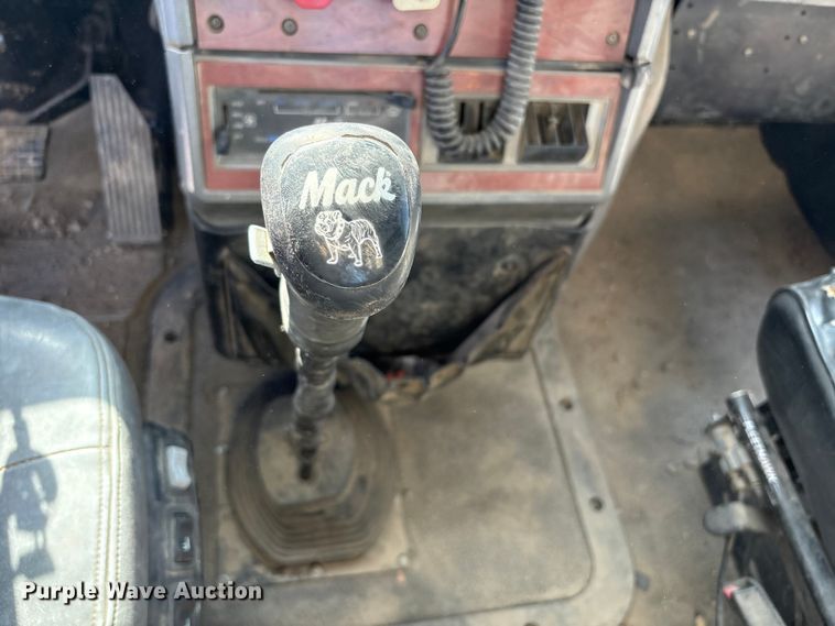 image for item FG2811 2001 Mack CL700 semi truck