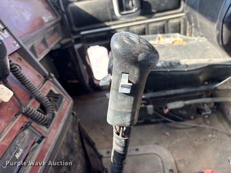 image for item FG2811 2001 Mack CL700 semi truck