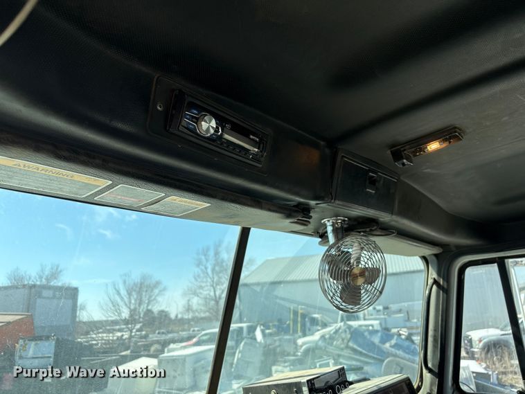 image for item FG2811 2001 Mack CL700 semi truck