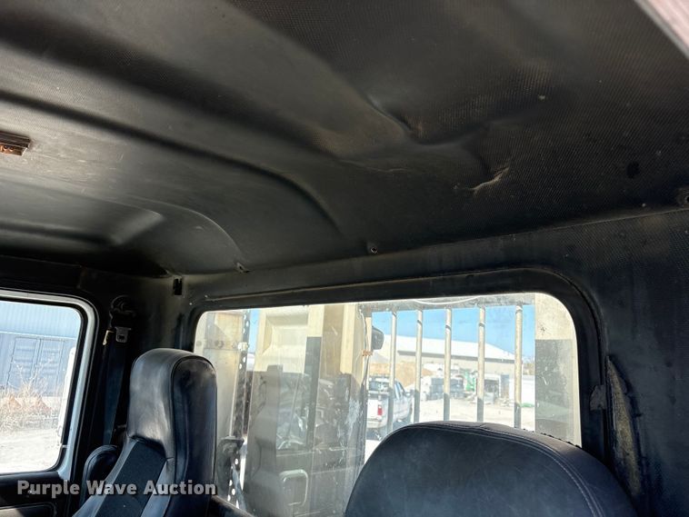 image for item FG2811 2001 Mack CL700 semi truck