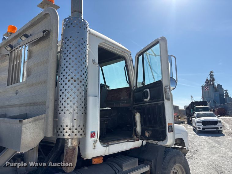 image for item FG2811 2001 Mack CL700 semi truck