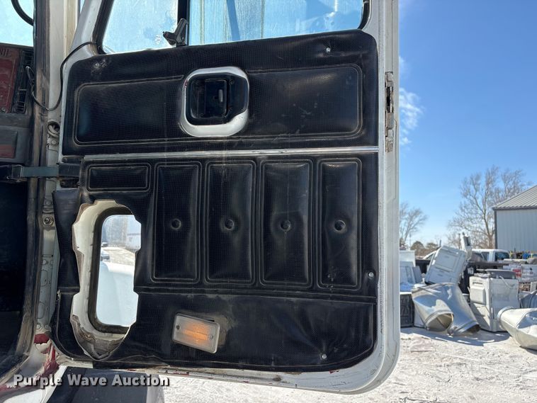 image for item FG2811 2001 Mack CL700 semi truck