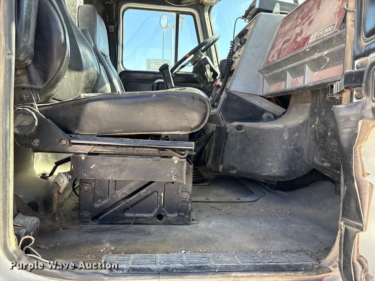 image for item FG2811 2001 Mack CL700 semi truck