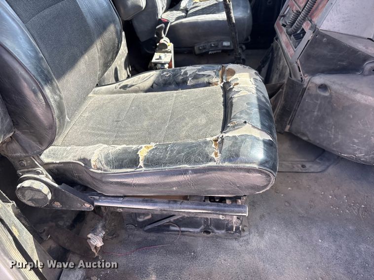 image for item FG2811 2001 Mack CL700 semi truck