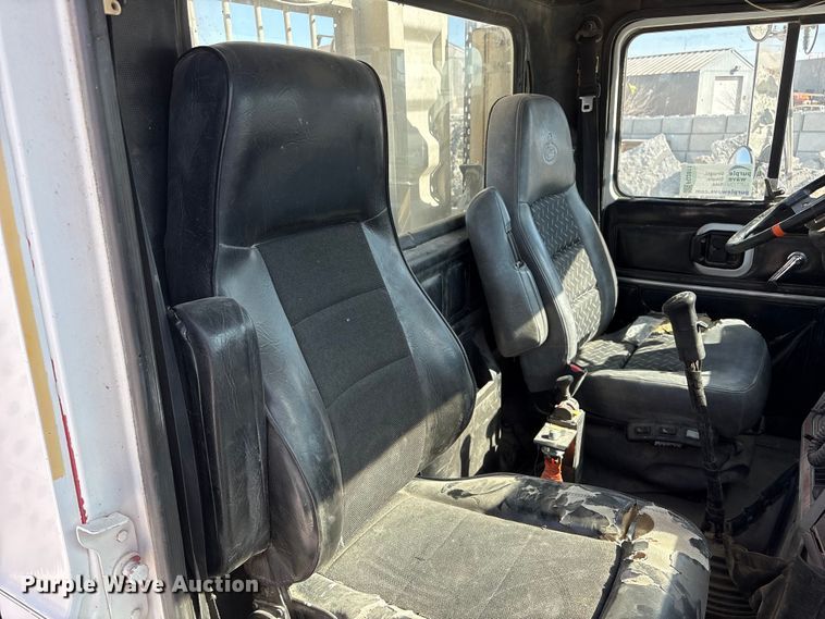 image for item FG2811 2001 Mack CL700 semi truck