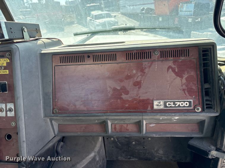 image for item FG2811 2001 Mack CL700 semi truck