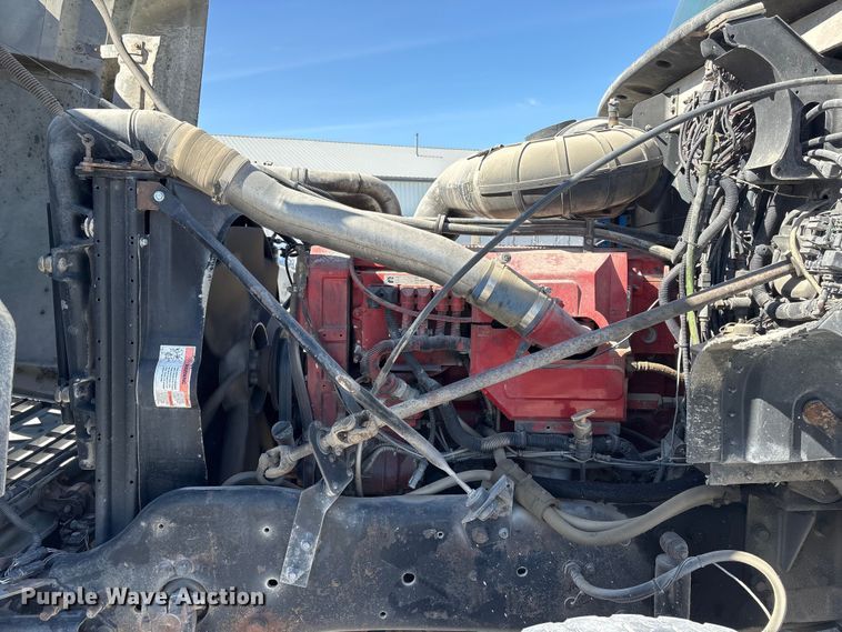 image for item FG2811 2001 Mack CL700 semi truck