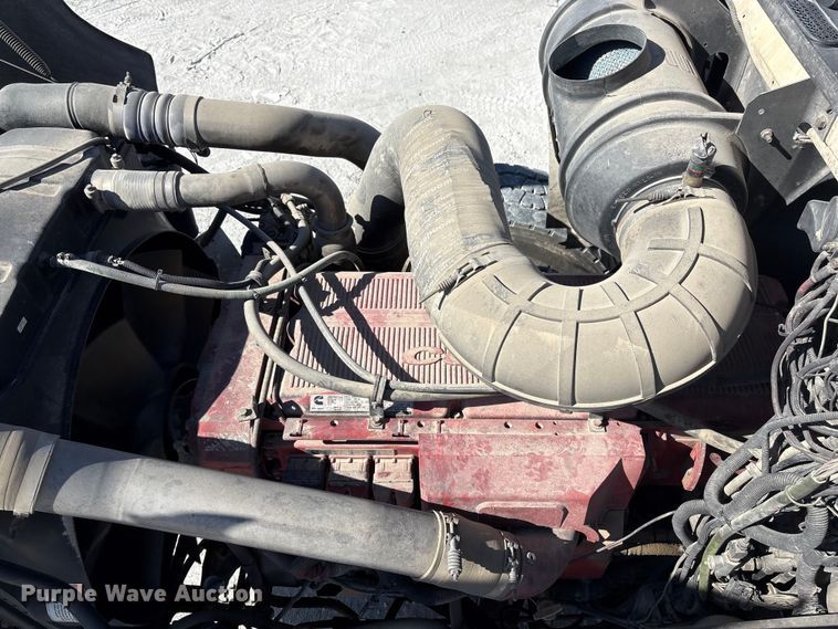 image for item FG2811 2001 Mack CL700 semi truck