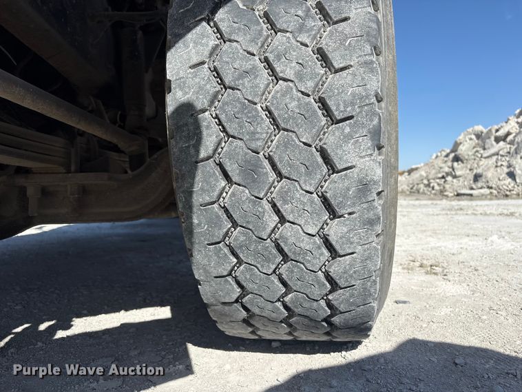 image for item FG2811 2001 Mack CL700 semi truck