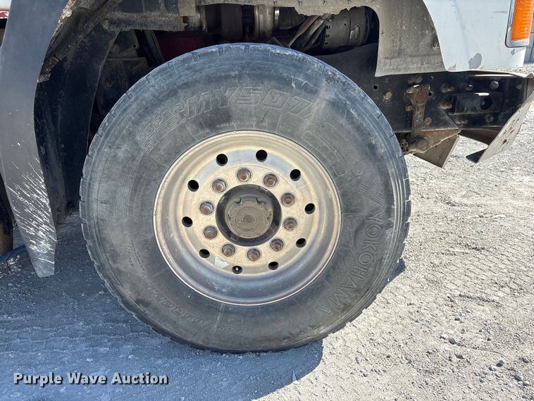 image for item FG2811 2001 Mack CL700 semi truck