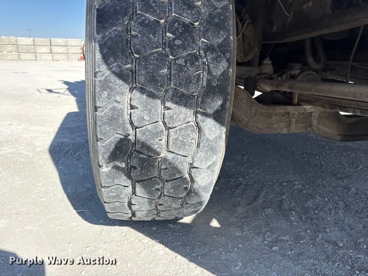 image for item FG2811 2001 Mack CL700 semi truck