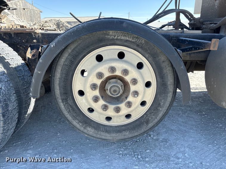 image for item FG2811 2001 Mack CL700 semi truck