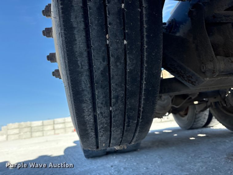 image for item FG2811 2001 Mack CL700 semi truck