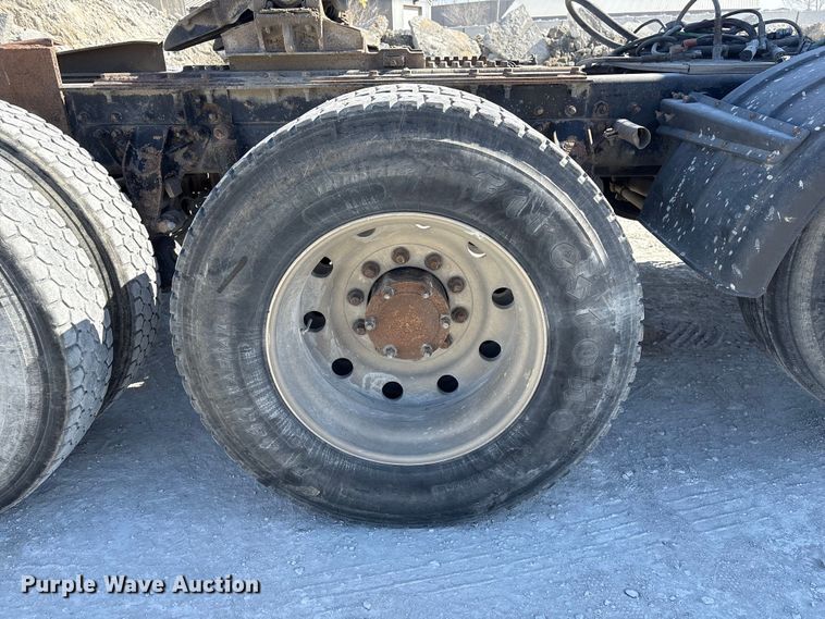 image for item FG2811 2001 Mack CL700 semi truck