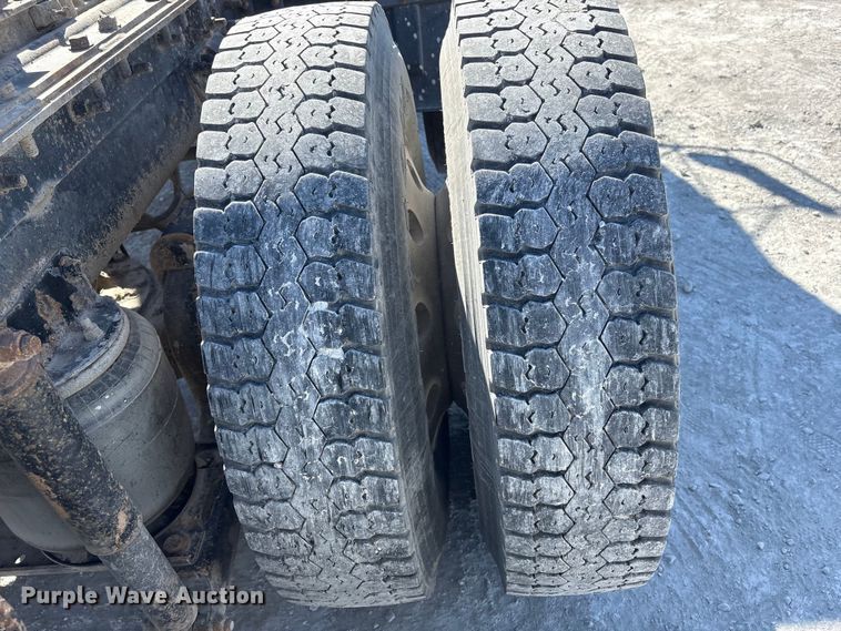 image for item FG2811 2001 Mack CL700 semi truck