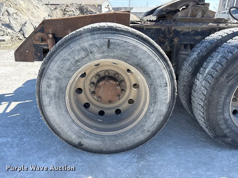 image for item FG2811 2001 Mack CL700 semi truck